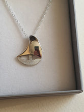 Sterling silver & 9ct gold sailboat necklace